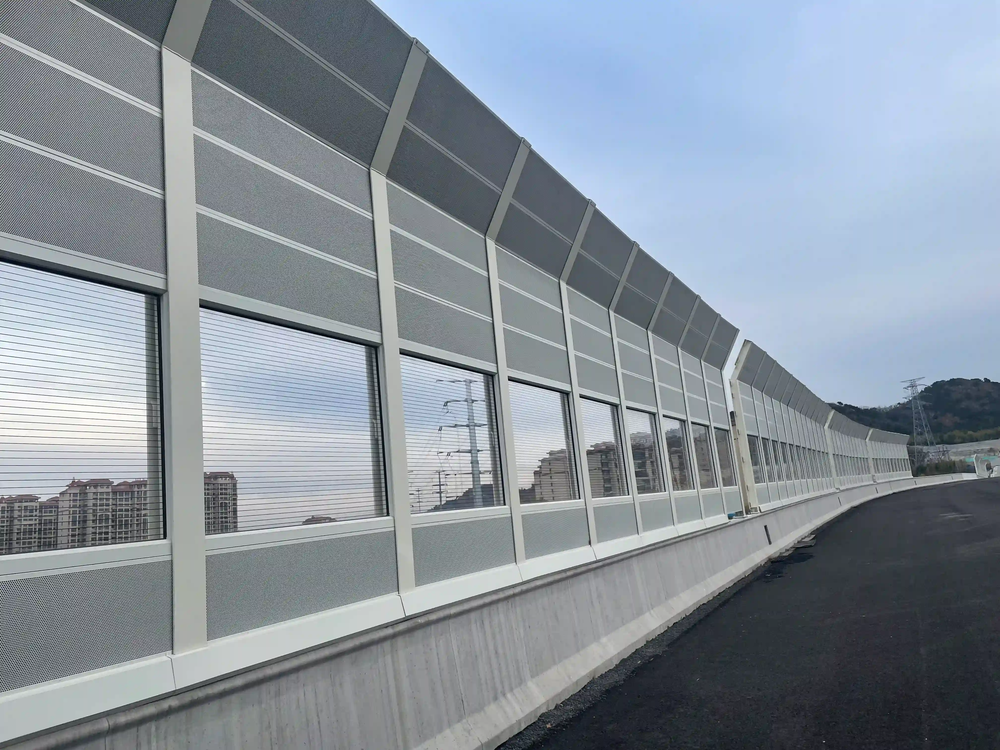 高速公路交通噪声治理金属声屏障吸声板