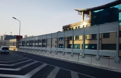 高速公路百叶孔金属声屏障实景