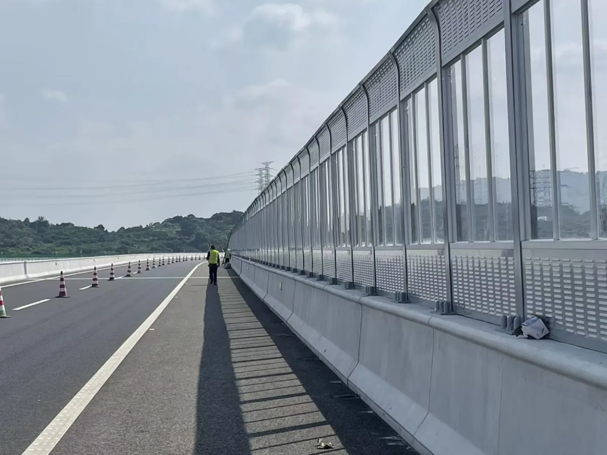 某高速公路声屏障养护项目